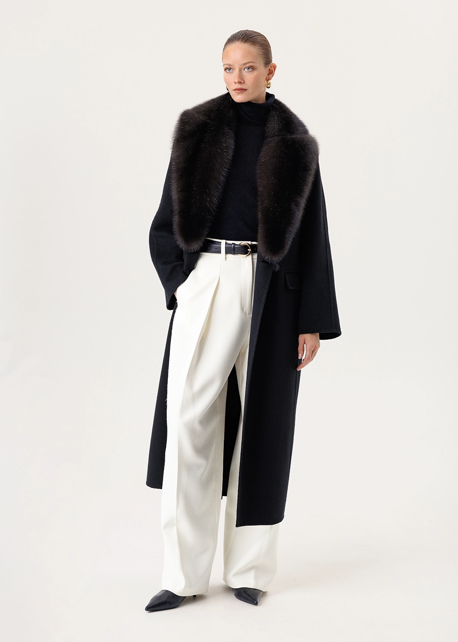 Двубортное черное пальто с цельным английским воротником и карманами клапанами