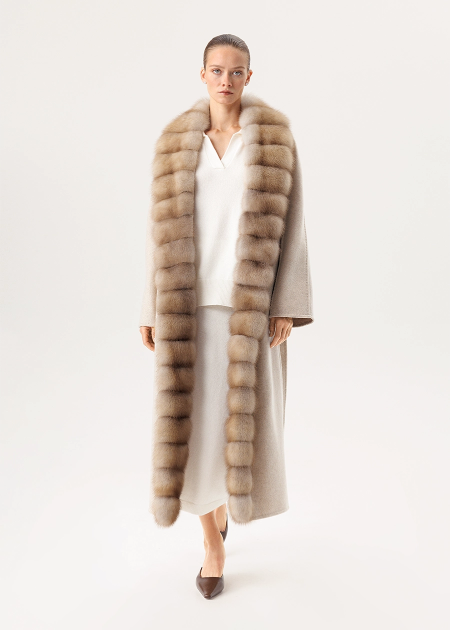 Кашемировое пальто с отворотной бортовой опушкой из меха куницы