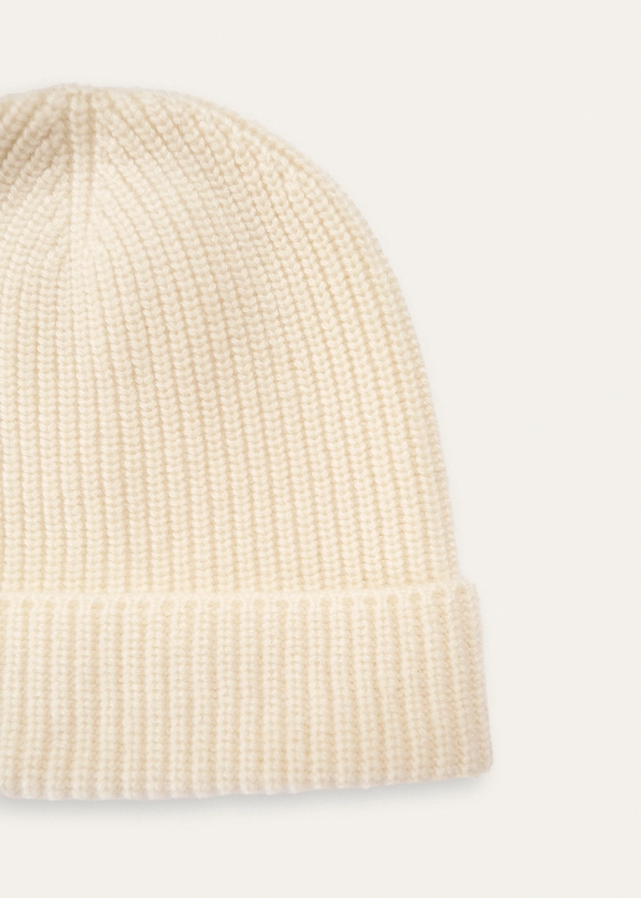 Кашемировая шапка в молочном оттенке