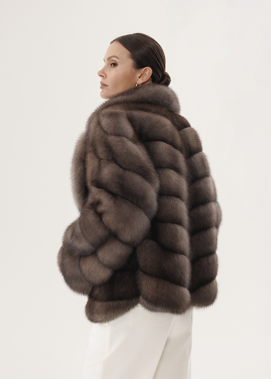 Короткая соболиная шуба с цельным английским воротником