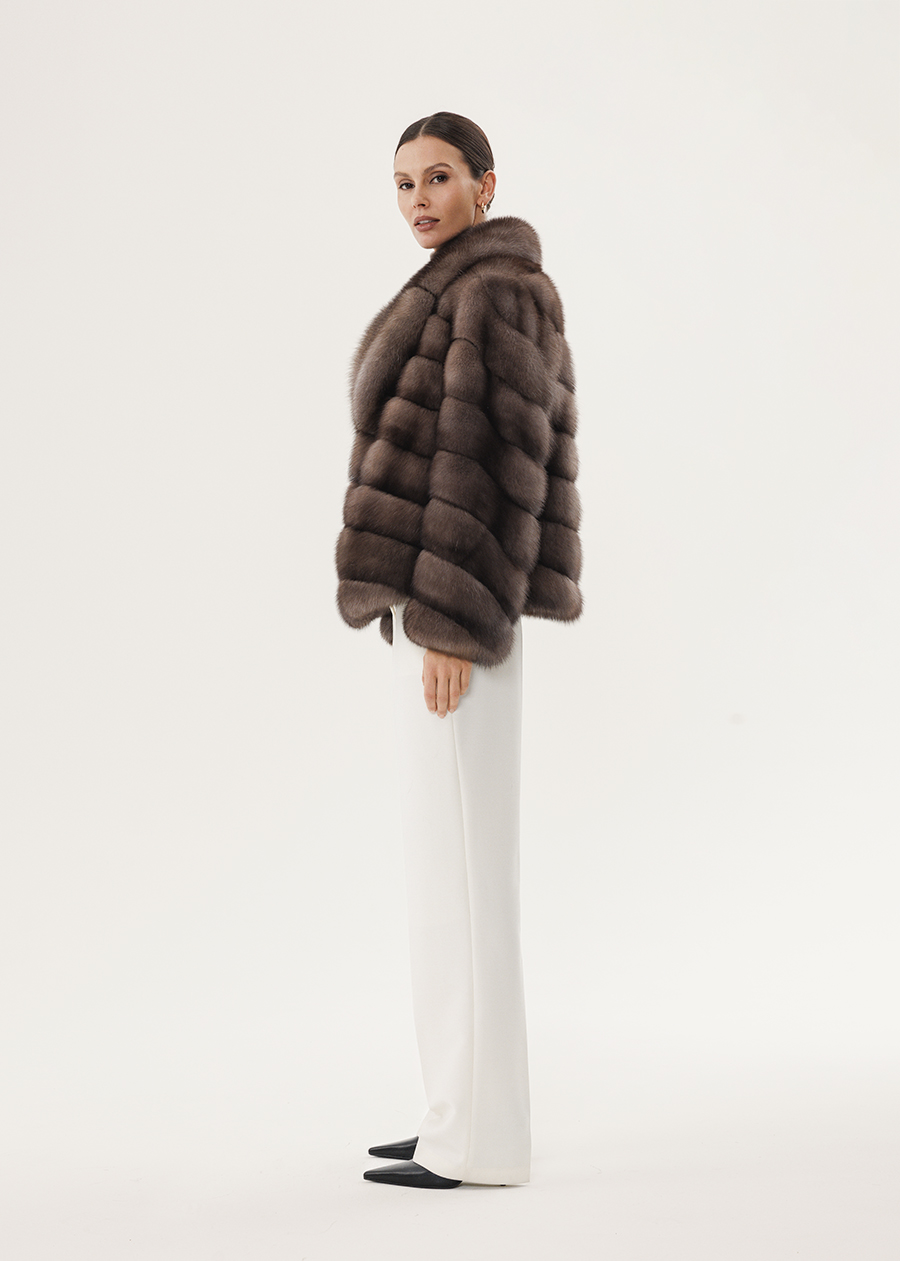 Короткая соболиная шуба с цельным английским воротником