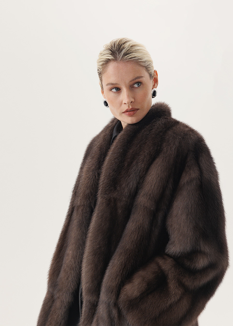 Долевая шуба из соболя с воротником-стойкой переходящей в борт