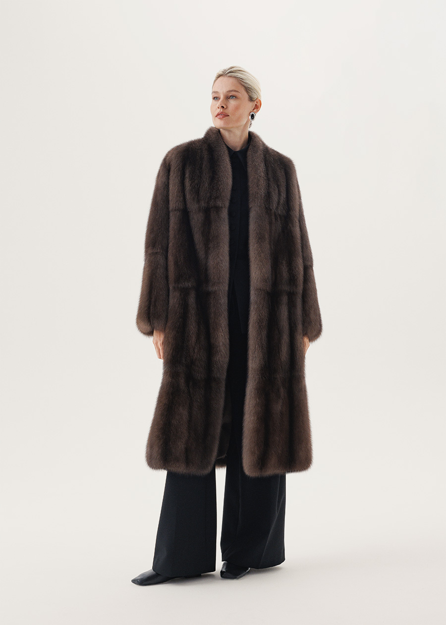 Долевая шуба из соболя с воротником-стойкой переходящей в борт