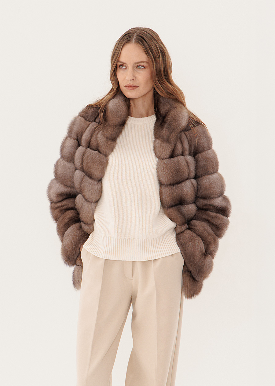 Светлая короткая шуба из меха соболя с втачным рукавом