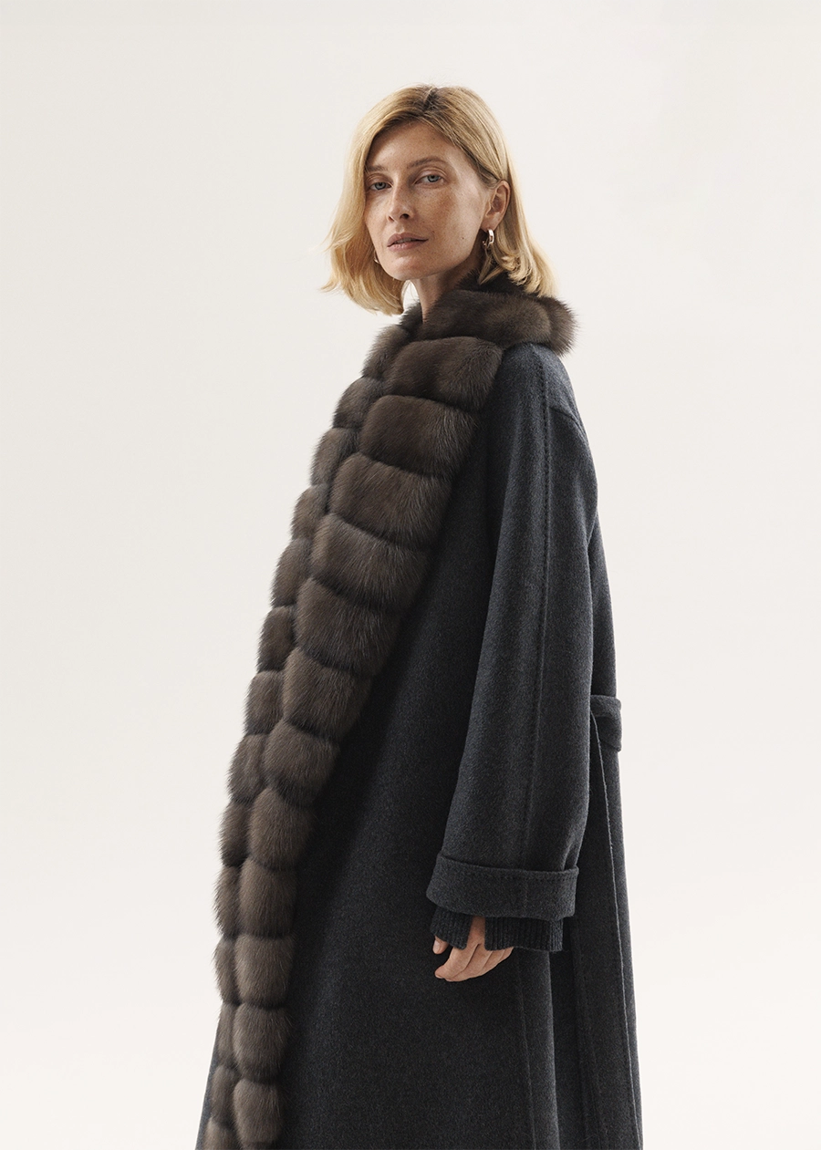 Кашемировое пальто в графитовом оттенке с отворотной опушкой