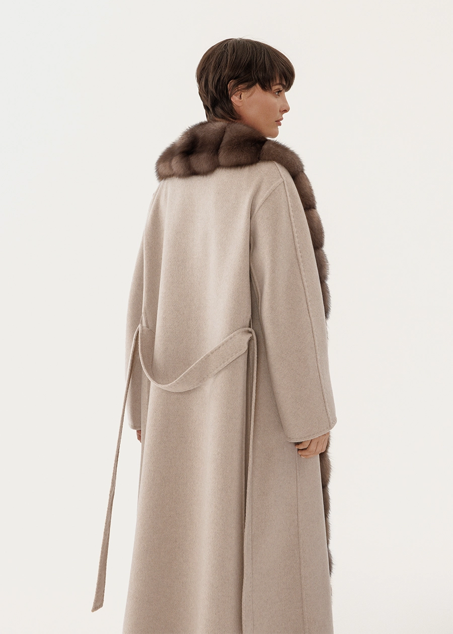 Бежевое пальто с соболиной отворотной опушкой