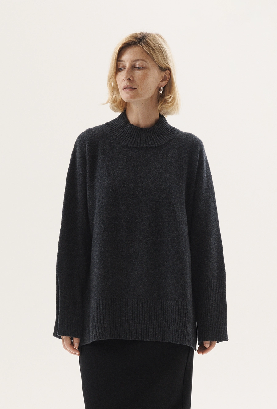 Графитовый свитер из кашемира с разрерами по бокам и на рукавах