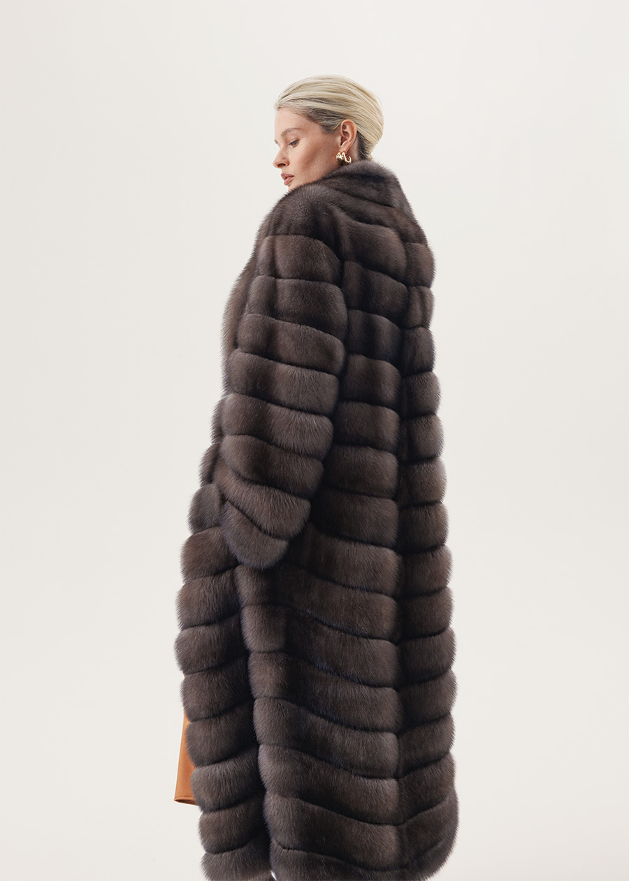 Шуба из соболя в оттенке Tortora с цельным шалевым воротником