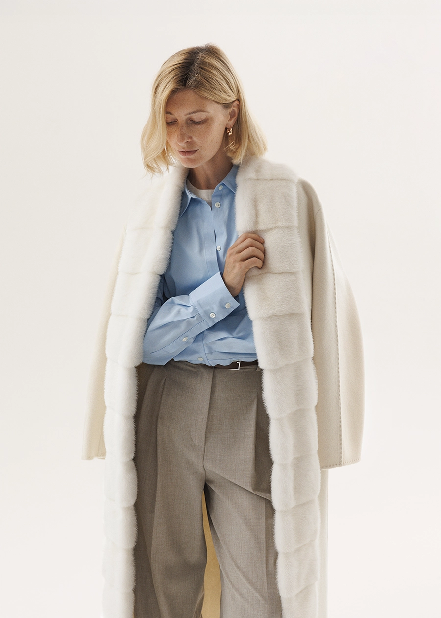 Кашемировое пальто с опушкой из белоснежного меха норки