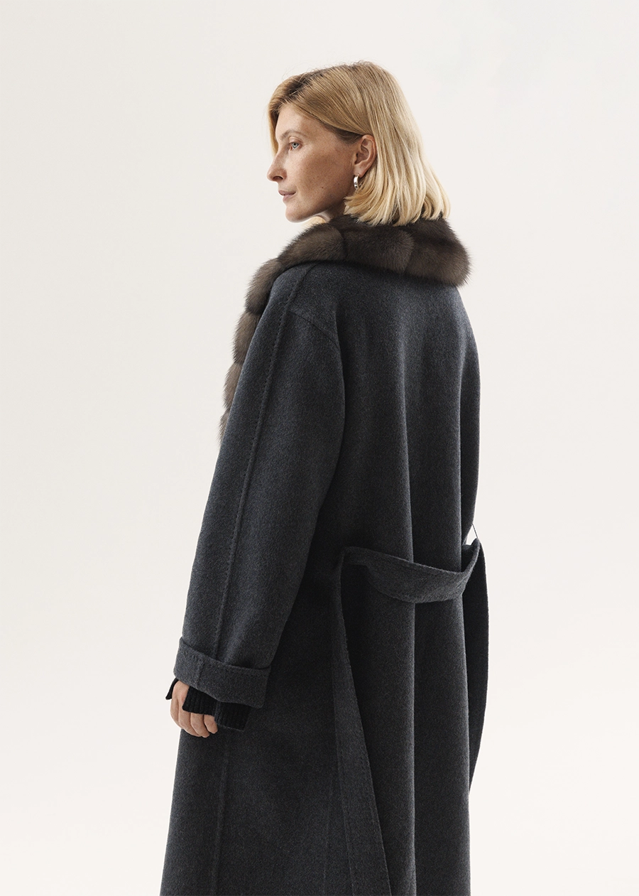 Кашемировое пальто в графитовом оттенке с отворотной опушкой