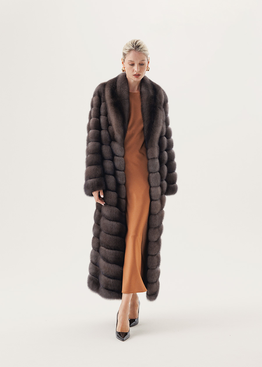 Шуба из соболя в оттенке Tortora с цельным шалевым воротником