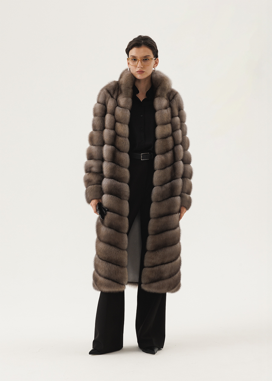 Длинная шуба с воротником стойкой в светлом оттенке