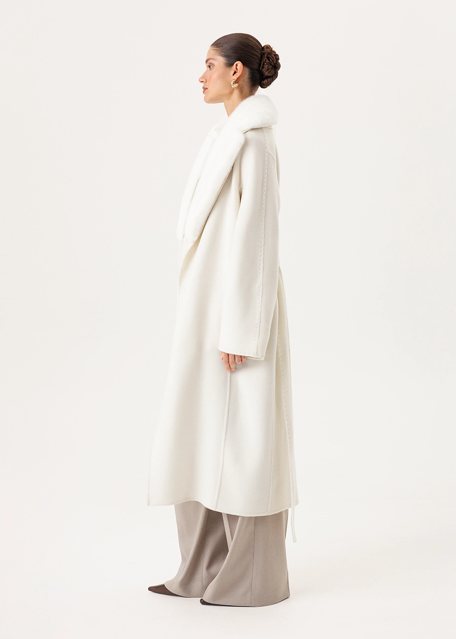 Молочное кашемировое пальто с шалевым воротником из меха норки