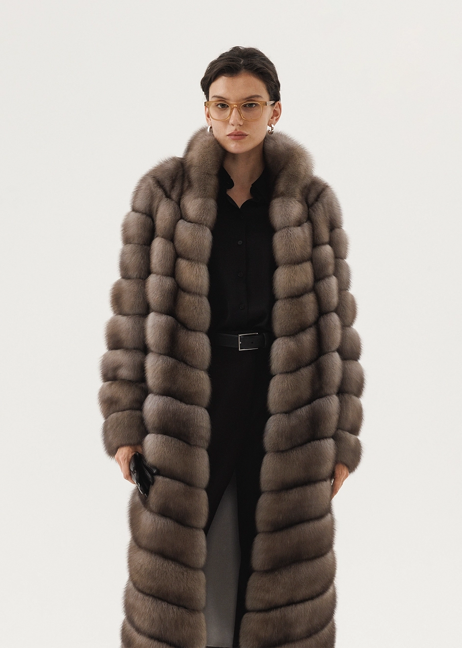 Длинная шуба с воротником стойкой в светлом оттенке