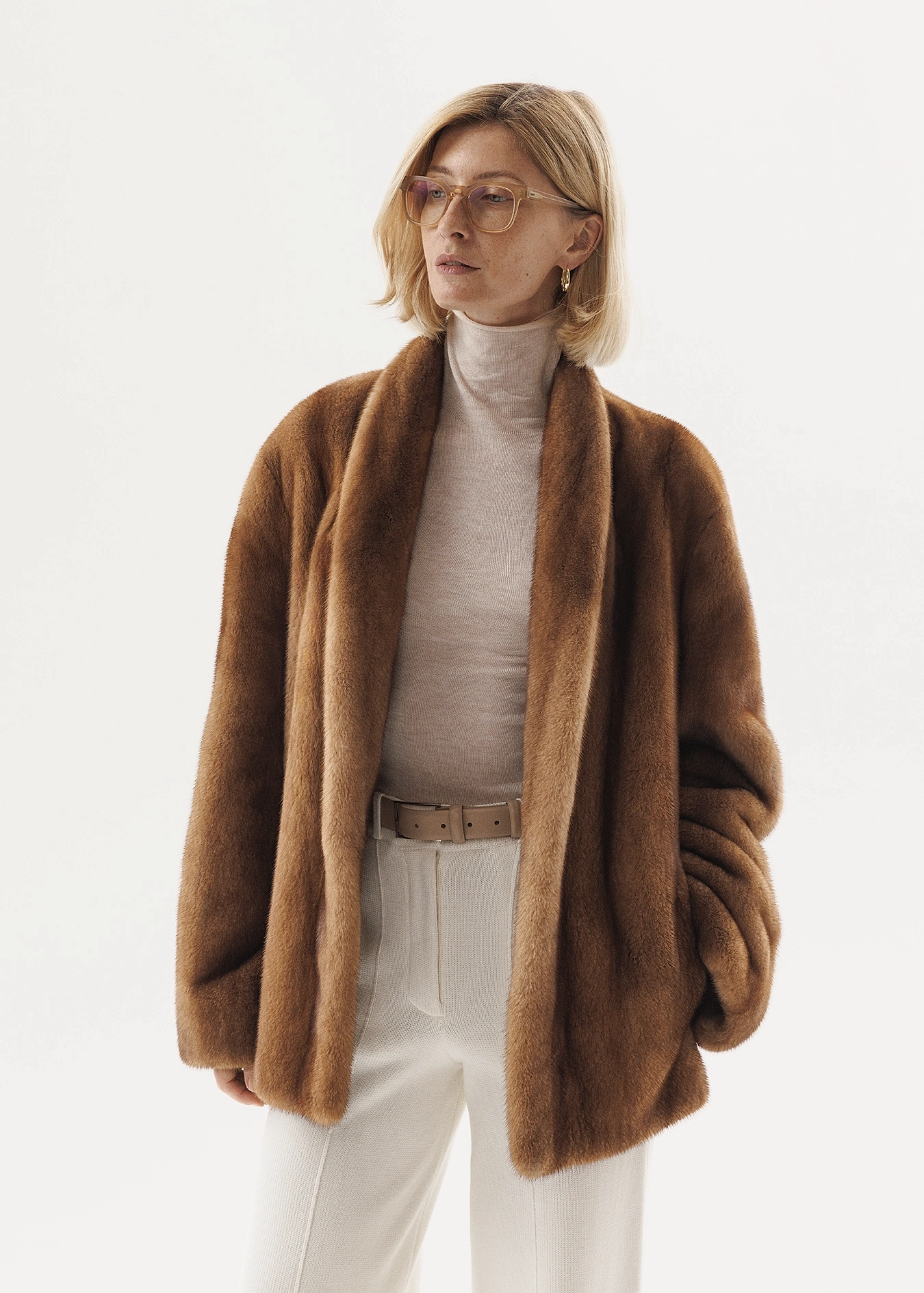 Норковый полушубок в золотисто-карамельном оттенке